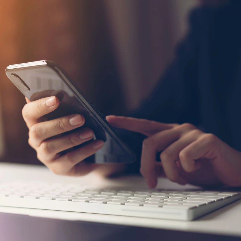 contact-on-the-phone-and-computer-2020-sws